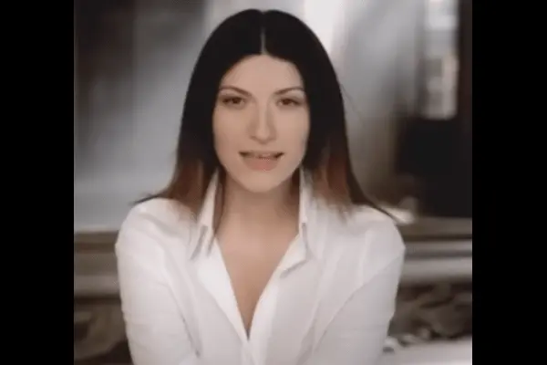 A beautifull White Shirt Laura Pausini Photo